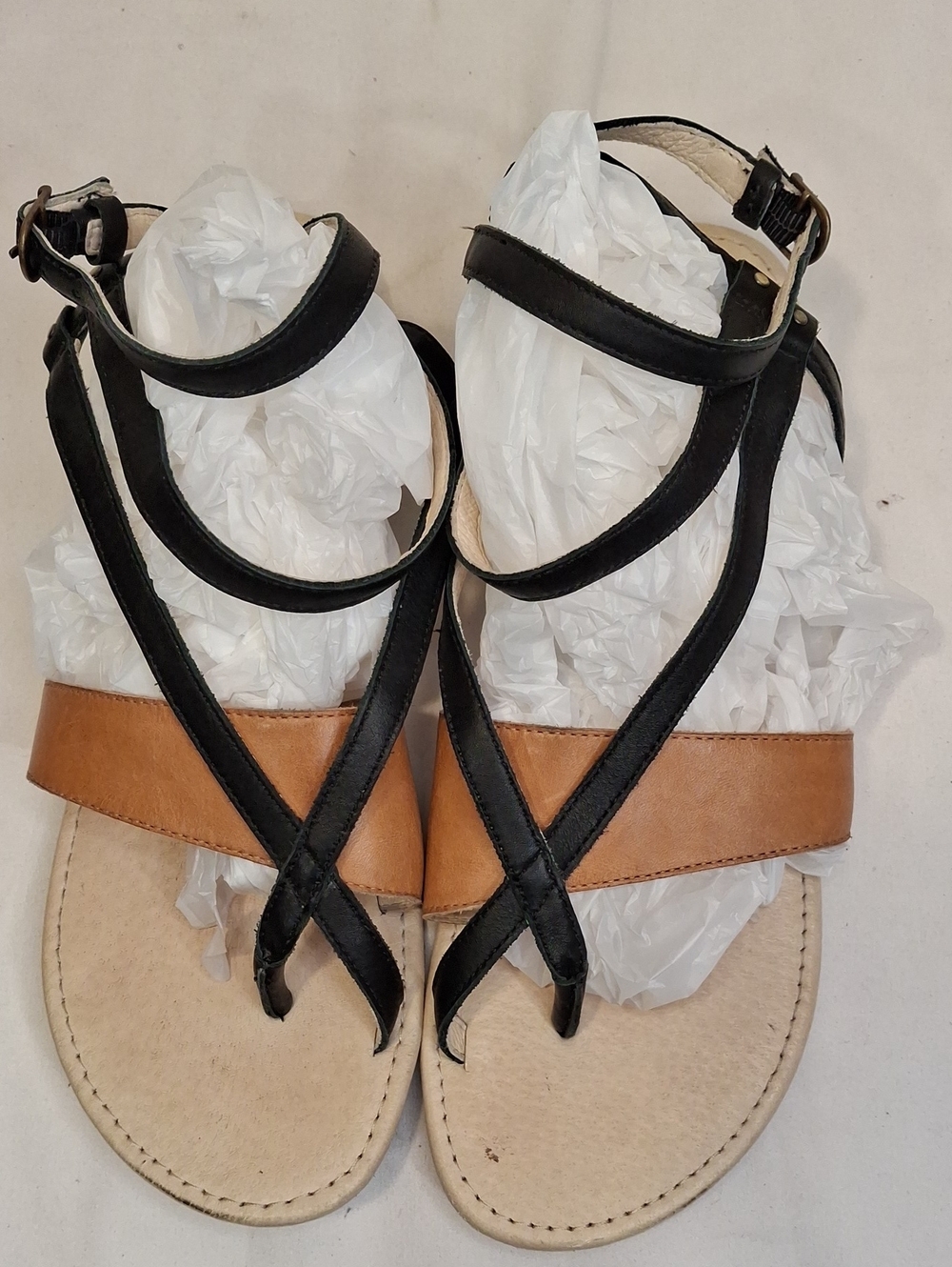 Tsubo Women's Black & Brown Leather Strappy Buckle Sandals